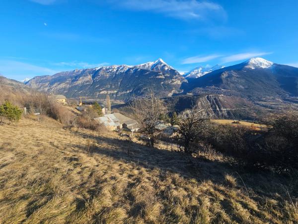 Dpt Hautes Alpes (05), à vendre CHATEAUROUX maison/grange d'environ 250 m2 à rénover entiérement avec grange,garage et un beau terrain de presque 9000 m2