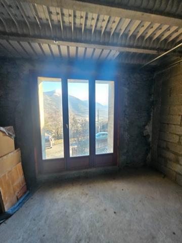 Dpt Hautes Alpes (05), à vendre CHATEAUROUX maison/grange d'environ 250 m2 à rénover entiérement avec grange,garage et un beau terrain de presque 9000 m2