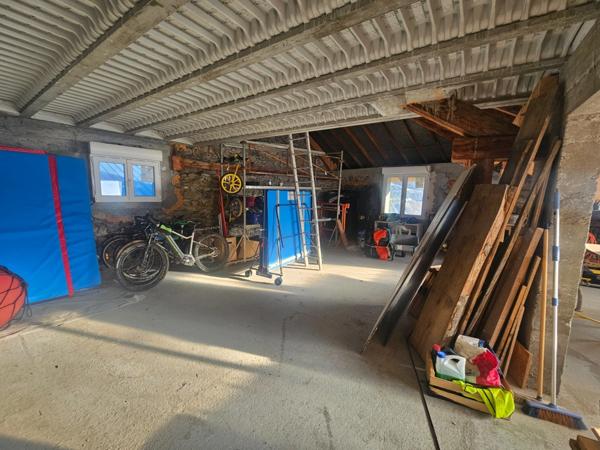 Dpt Hautes Alpes (05), à vendre CHATEAUROUX maison/grange d'environ 250 m2 à rénover entiérement avec grange,garage et un beau terrain de presque 9000 m2