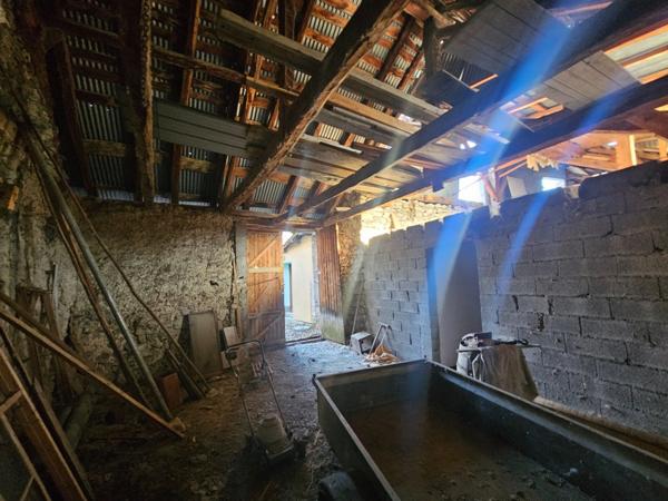 Dpt Hautes Alpes (05), à vendre CHATEAUROUX maison/grange d'environ 250 m2 à rénover entiérement avec grange,garage et un beau terrain de presque 9000 m2