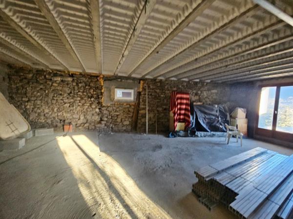 Dpt Hautes Alpes (05), à vendre CHATEAUROUX maison/grange d'environ 250 m2 à rénover entiérement avec grange,garage et un beau terrain de presque 9000 m2