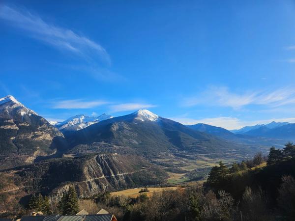 Dpt Hautes Alpes (05), à vendre CHATEAUROUX maison/grange d'environ 250 m2 à rénover entiérement avec grange,garage et un beau terrain de presque 9000 m2