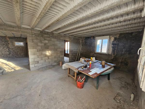Dpt Hautes Alpes (05), à vendre CHATEAUROUX maison/grange d'environ 250 m2 à rénover entiérement avec grange,garage et un beau terrain de presque 9000 m2