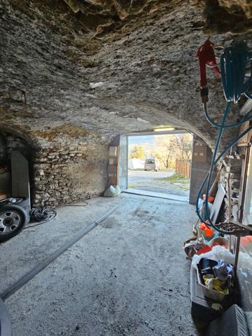 Dpt Hautes Alpes (05), à vendre CHATEAUROUX maison/grange d'environ 250 m2 à rénover entiérement avec grange,garage et un beau terrain de presque 9000 m2