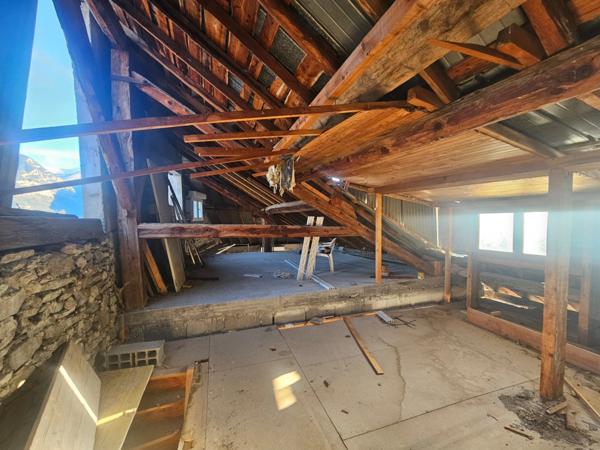 Dpt Hautes Alpes (05), à vendre CHATEAUROUX maison/grange d'environ 250 m2 à rénover entiérement avec grange,garage et un beau terrain de presque 9000 m2