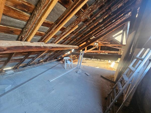 Dpt Hautes Alpes (05), à vendre CHATEAUROUX maison/grange d'environ 250 m2 à rénover entiérement avec grange,garage et un beau terrain de presque 9000 m2