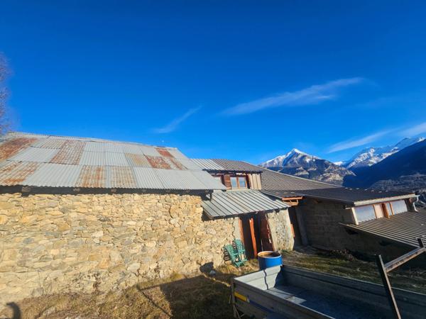 Dpt Hautes Alpes (05), à vendre CHATEAUROUX maison/grange d'environ 250 m2 à rénover entiérement avec grange,garage et un beau terrain de presque 9000 m2