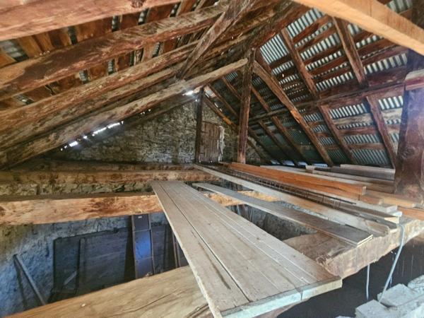 Dpt Hautes Alpes (05), à vendre CHATEAUROUX maison/grange d'environ 250 m2 à rénover entiérement avec grange,garage et un beau terrain de presque 9000 m2