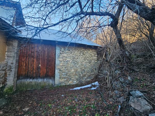 Dpt Hautes Alpes (05), à vendre CHATEAUROUX maison/grange d'environ 250 m2 à rénover entiérement avec grange,garage et un beau terrain de presque 9000 m2