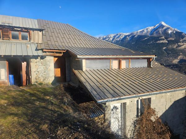 Dpt Hautes Alpes (05), à vendre CHATEAUROUX maison/grange d'environ 250 m2 à rénover entiérement avec grange,garage et un beau terrain de presque 9000 m2