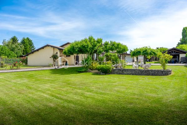 ✨DEUX MAISONS ATTENANTES✨

En entrant dans cette propriété vous accéderez à deux logements distincts, permettant de réaliser les projets les plus audacieux.
Un bien rare offrant de multiples possibilités :

✔ Grande maison familiale/projet intergénérationnel
✔ Projet professionnel
✔ Gîte / Airbnb
✔ Investissement locatif

🏡 180 m² habitables
🌳 Terrain paysagé, clos et arboré de 1 977 m²
🏠 2 maisons distinctes avec possibilité de réunification
🔑 Entièrement rénové avec goût

Se composant pour:

📍le 1er logement :
• 3 chambres
• cuisine séparée
• salon / salle à manger
• véranda
• salle de bain
• Wc
• Garage

📍Le 2nd logement :
• 2 chambres
• salle de jeux
• cuisine ouverte moderne
• salon / salle à manger
• véranda

Les deux logements sont équipés de:
🔥 PAC réversibles (DPE Classé D-B)
🔥 Cheminée
⚡ Portail électrique (commun)
🛣 Allée goudronnée (commune)
🏡 Dépendances

Un cadre de vie unique entre confort, espace et potentiel 💚
A visiter sans tarder.

Crédits photos giaccone.cedric@laposte.net