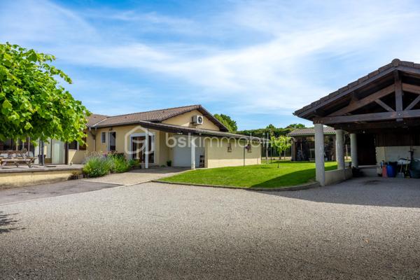 ✨DEUX MAISONS ATTENANTES✨

En entrant dans cette propriété vous accéderez à deux logements distincts, permettant de réaliser les projets les plus audacieux.
Un bien rare offrant de multiples possibilités :

✔ Grande maison familiale/projet intergénérationnel
✔ Projet professionnel
✔ Gîte / Airbnb
✔ Investissement locatif

🏡 180 m² habitables
🌳 Terrain paysagé, clos et arboré de 1 977 m²
🏠 2 maisons distinctes avec possibilité de réunification
🔑 Entièrement rénové avec goût

Se composant pour:

📍le 1er logement :
• 3 chambres
• cuisine séparée
• salon / salle à manger
• véranda
• salle de bain
• Wc
• Garage

📍Le 2nd logement :
• 2 chambres
• salle de jeux
• cuisine ouverte moderne
• salon / salle à manger
• véranda

Les deux logements sont équipés de:
🔥 PAC réversibles (DPE Classé D-B)
🔥 Cheminée
⚡ Portail électrique (commun)
🛣 Allée goudronnée (commune)
🏡 Dépendances

Un cadre de vie unique entre confort, espace et potentiel 💚
A visiter sans tarder.

Crédits photos giaccone.cedric@laposte.net