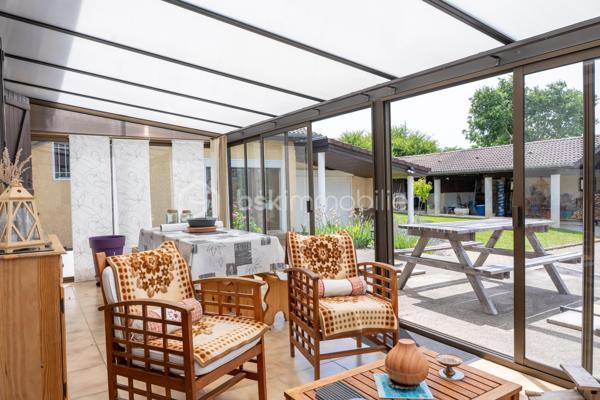 ✨DEUX MAISONS ATTENANTES✨

En entrant dans cette propriété vous accéderez à deux logements distincts, permettant de réaliser les projets les plus audacieux.
Un bien rare offrant de multiples possibilités :

✔ Grande maison familiale/projet intergénérationnel
✔ Projet professionnel
✔ Gîte / Airbnb
✔ Investissement locatif

🏡 180 m² habitables
🌳 Terrain paysagé, clos et arboré de 1 977 m²
🏠 2 maisons distinctes avec possibilité de réunification
🔑 Entièrement rénové avec goût

Se composant pour:

📍le 1er logement :
• 3 chambres
• cuisine séparée
• salon / salle à manger
• véranda
• salle de bain
• Wc
• Garage

📍Le 2nd logement :
• 2 chambres
• salle de jeux
• cuisine ouverte moderne
• salon / salle à manger
• véranda

Les deux logements sont équipés de:
🔥 PAC réversibles (DPE Classé D-B)
🔥 Cheminée
⚡ Portail électrique (commun)
🛣 Allée goudronnée (commune)
🏡 Dépendances

Un cadre de vie unique entre confort, espace et potentiel 💚
A visiter sans tarder.

Crédits photos giaccone.cedric@laposte.net