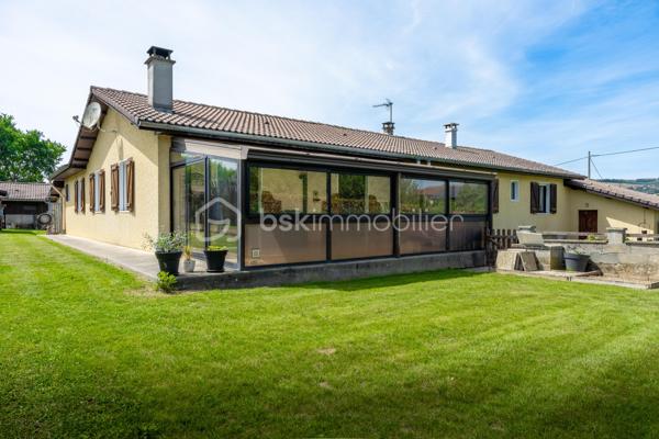 ✨DEUX MAISONS ATTENANTES✨

En entrant dans cette propriété vous accéderez à deux logements distincts, permettant de réaliser les projets les plus audacieux.
Un bien rare offrant de multiples possibilités :

✔ Grande maison familiale/projet intergénérationnel
✔ Projet professionnel
✔ Gîte / Airbnb
✔ Investissement locatif

🏡 180 m² habitables
🌳 Terrain paysagé, clos et arboré de 1 977 m²
🏠 2 maisons distinctes avec possibilité de réunification
🔑 Entièrement rénové avec goût

Se composant pour:

📍le 1er logement :
• 3 chambres
• cuisine séparée
• salon / salle à manger
• véranda
• salle de bain
• Wc
• Garage

📍Le 2nd logement :
• 2 chambres
• salle de jeux
• cuisine ouverte moderne
• salon / salle à manger
• véranda

Les deux logements sont équipés de:
🔥 PAC réversibles (DPE Classé D-B)
🔥 Cheminée
⚡ Portail électrique (commun)
🛣 Allée goudronnée (commune)
🏡 Dépendances

Un cadre de vie unique entre confort, espace et potentiel 💚
A visiter sans tarder.

Crédits photos giaccone.cedric@laposte.net