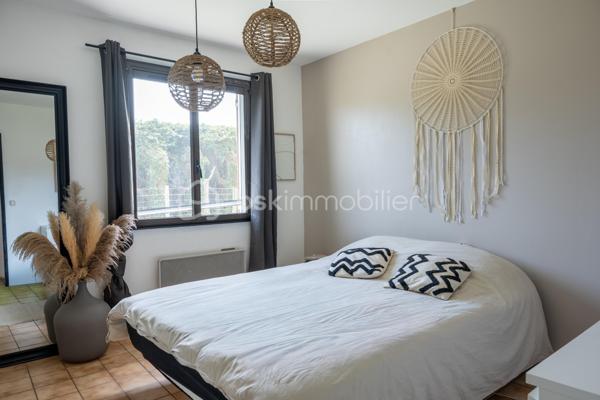 ✨DEUX MAISONS ATTENANTES✨

En entrant dans cette propriété vous accéderez à deux logements distincts, permettant de réaliser les projets les plus audacieux.
Un bien rare offrant de multiples possibilités :

✔ Grande maison familiale/projet intergénérationnel
✔ Projet professionnel
✔ Gîte / Airbnb
✔ Investissement locatif

🏡 180 m² habitables
🌳 Terrain paysagé, clos et arboré de 1 977 m²
🏠 2 maisons distinctes avec possibilité de réunification
🔑 Entièrement rénové avec goût

Se composant pour:

📍le 1er logement :
• 3 chambres
• cuisine séparée
• salon / salle à manger
• véranda
• salle de bain
• Wc
• Garage

📍Le 2nd logement :
• 2 chambres
• salle de jeux
• cuisine ouverte moderne
• salon / salle à manger
• véranda

Les deux logements sont équipés de:
🔥 PAC réversibles (DPE Classé D-B)
🔥 Cheminée
⚡ Portail électrique (commun)
🛣 Allée goudronnée (commune)
🏡 Dépendances

Un cadre de vie unique entre confort, espace et potentiel 💚
A visiter sans tarder.

Crédits photos giaccone.cedric@laposte.net