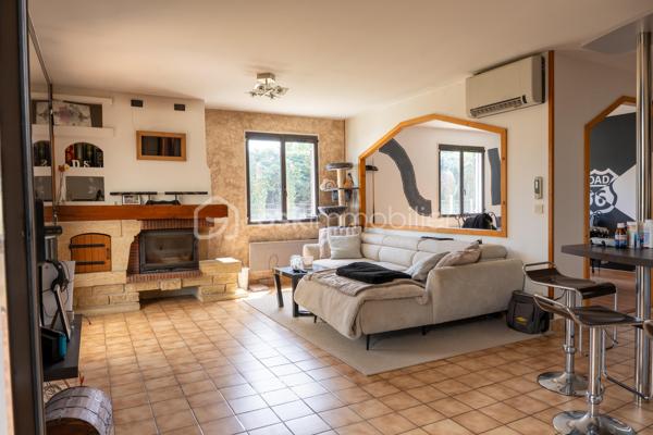 ✨DEUX MAISONS ATTENANTES✨

En entrant dans cette propriété vous accéderez à deux logements distincts, permettant de réaliser les projets les plus audacieux.
Un bien rare offrant de multiples possibilités :

✔ Grande maison familiale/projet intergénérationnel
✔ Projet professionnel
✔ Gîte / Airbnb
✔ Investissement locatif

🏡 180 m² habitables
🌳 Terrain paysagé, clos et arboré de 1 977 m²
🏠 2 maisons distinctes avec possibilité de réunification
🔑 Entièrement rénové avec goût

Se composant pour:

📍le 1er logement :
• 3 chambres
• cuisine séparée
• salon / salle à manger
• véranda
• salle de bain
• Wc
• Garage

📍Le 2nd logement :
• 2 chambres
• salle de jeux
• cuisine ouverte moderne
• salon / salle à manger
• véranda

Les deux logements sont équipés de:
🔥 PAC réversibles (DPE Classé D-B)
🔥 Cheminée
⚡ Portail électrique (commun)
🛣 Allée goudronnée (commune)
🏡 Dépendances

Un cadre de vie unique entre confort, espace et potentiel 💚
A visiter sans tarder.

Crédits photos giaccone.cedric@laposte.net