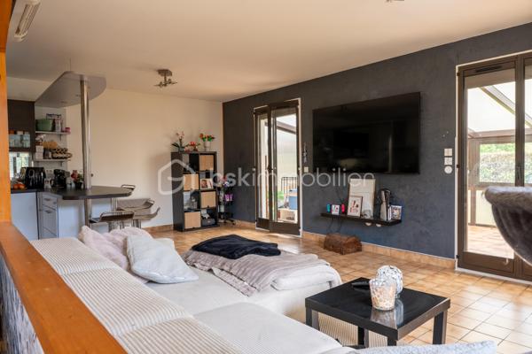 ✨DEUX MAISONS ATTENANTES✨

En entrant dans cette propriété vous accéderez à deux logements distincts, permettant de réaliser les projets les plus audacieux.
Un bien rare offrant de multiples possibilités :

✔ Grande maison familiale/projet intergénérationnel
✔ Projet professionnel
✔ Gîte / Airbnb
✔ Investissement locatif

🏡 180 m² habitables
🌳 Terrain paysagé, clos et arboré de 1 977 m²
🏠 2 maisons distinctes avec possibilité de réunification
🔑 Entièrement rénové avec goût

Se composant pour:

📍le 1er logement :
• 3 chambres
• cuisine séparée
• salon / salle à manger
• véranda
• salle de bain
• Wc
• Garage

📍Le 2nd logement :
• 2 chambres
• salle de jeux
• cuisine ouverte moderne
• salon / salle à manger
• véranda

Les deux logements sont équipés de:
🔥 PAC réversibles (DPE Classé D-B)
🔥 Cheminée
⚡ Portail électrique (commun)
🛣 Allée goudronnée (commune)
🏡 Dépendances

Un cadre de vie unique entre confort, espace et potentiel 💚
A visiter sans tarder.

Crédits photos giaccone.cedric@laposte.net
