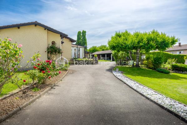 ✨DEUX MAISONS ATTENANTES✨

En entrant dans cette propriété vous accéderez à deux logements distincts, permettant de réaliser les projets les plus audacieux.
Un bien rare offrant de multiples possibilités :

✔ Grande maison familiale/projet intergénérationnel
✔ Projet professionnel
✔ Gîte / Airbnb
✔ Investissement locatif

🏡 180 m² habitables
🌳 Terrain paysagé, clos et arboré de 1 977 m²
🏠 2 maisons distinctes avec possibilité de réunification
🔑 Entièrement rénové avec goût

Se composant pour:

📍le 1er logement :
• 3 chambres
• cuisine séparée
• salon / salle à manger
• véranda
• salle de bain
• Wc
• Garage

📍Le 2nd logement :
• 2 chambres
• salle de jeux
• cuisine ouverte moderne
• salon / salle à manger
• véranda

Les deux logements sont équipés de:
🔥 PAC réversibles (DPE Classé D-B)
🔥 Cheminée
⚡ Portail électrique (commun)
🛣 Allée goudronnée (commune)
🏡 Dépendances

Un cadre de vie unique entre confort, espace et potentiel 💚
A visiter sans tarder.

Crédits photos giaccone.cedric@laposte.net