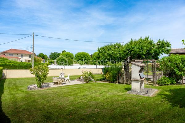 ✨DEUX MAISONS ATTENANTES✨

En entrant dans cette propriété vous accéderez à deux logements distincts, permettant de réaliser les projets les plus audacieux.
Un bien rare offrant de multiples possibilités :

✔ Grande maison familiale/projet intergénérationnel
✔ Projet professionnel
✔ Gîte / Airbnb
✔ Investissement locatif

🏡 180 m² habitables
🌳 Terrain paysagé, clos et arboré de 1 977 m²
🏠 2 maisons distinctes avec possibilité de réunification
🔑 Entièrement rénové avec goût

Se composant pour:

📍le 1er logement :
• 3 chambres
• cuisine séparée
• salon / salle à manger
• véranda
• salle de bain
• Wc
• Garage

📍Le 2nd logement :
• 2 chambres
• salle de jeux
• cuisine ouverte moderne
• salon / salle à manger
• véranda

Les deux logements sont équipés de:
🔥 PAC réversibles (DPE Classé D-B)
🔥 Cheminée
⚡ Portail électrique (commun)
🛣 Allée goudronnée (commune)
🏡 Dépendances

Un cadre de vie unique entre confort, espace et potentiel 💚
A visiter sans tarder.

Crédits photos giaccone.cedric@laposte.net