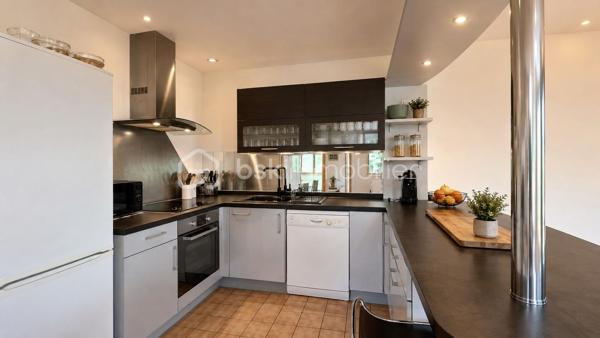 ✨DEUX MAISONS ATTENANTES✨

En entrant dans cette propriété vous accéderez à deux logements distincts, permettant de réaliser les projets les plus audacieux.
Un bien rare offrant de multiples possibilités :

✔ Grande maison familiale/projet intergénérationnel
✔ Projet professionnel
✔ Gîte / Airbnb
✔ Investissement locatif

🏡 180 m² habitables
🌳 Terrain paysagé, clos et arboré de 1 977 m²
🏠 2 maisons distinctes avec possibilité de réunification
🔑 Entièrement rénové avec goût

Se composant pour:

📍le 1er logement :
• 3 chambres
• cuisine séparée
• salon / salle à manger
• véranda
• salle de bain
• Wc
• Garage

📍Le 2nd logement :
• 2 chambres
• salle de jeux
• cuisine ouverte moderne
• salon / salle à manger
• véranda

Les deux logements sont équipés de:
🔥 PAC réversibles (DPE Classé D-B)
🔥 Cheminée
⚡ Portail électrique (commun)
🛣 Allée goudronnée (commune)
🏡 Dépendances

Un cadre de vie unique entre confort, espace et potentiel 💚
A visiter sans tarder.

Crédits photos giaccone.cedric@laposte.net
