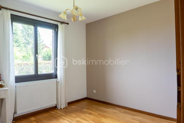 ✨DEUX MAISONS ATTENANTES✨

En entrant dans cette propriété vous accéderez à deux logements distincts, permettant de réaliser les projets les plus audacieux.
Un bien rare offrant de multiples possibilités :

✔ Grande maison familiale/projet intergénérationnel
✔ Projet professionnel
✔ Gîte / Airbnb
✔ Investissement locatif

🏡 180 m² habitables
🌳 Terrain paysagé, clos et arboré de 1 977 m²
🏠 2 maisons distinctes avec possibilité de réunification
🔑 Entièrement rénové avec goût

Se composant pour:

📍le 1er logement :
• 3 chambres
• cuisine séparée
• salon / salle à manger
• véranda
• salle de bain
• Wc
• Garage

📍Le 2nd logement :
• 2 chambres
• salle de jeux
• cuisine ouverte moderne
• salon / salle à manger
• véranda

Les deux logements sont équipés de:
🔥 PAC réversibles (DPE Classé D-B)
🔥 Cheminée
⚡ Portail électrique (commun)
🛣 Allée goudronnée (commune)
🏡 Dépendances

Un cadre de vie unique entre confort, espace et potentiel 💚
A visiter sans tarder.

Crédits photos giaccone.cedric@laposte.net