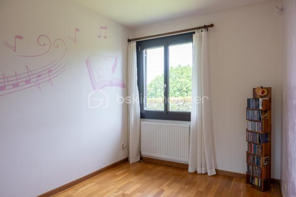 ✨DEUX MAISONS ATTENANTES✨

En entrant dans cette propriété vous accéderez à deux logements distincts, permettant de réaliser les projets les plus audacieux.
Un bien rare offrant de multiples possibilités :

✔ Grande maison familiale/projet intergénérationnel
✔ Projet professionnel
✔ Gîte / Airbnb
✔ Investissement locatif

🏡 180 m² habitables
🌳 Terrain paysagé, clos et arboré de 1 977 m²
🏠 2 maisons distinctes avec possibilité de réunification
🔑 Entièrement rénové avec goût

Se composant pour:

📍le 1er logement :
• 3 chambres
• cuisine séparée
• salon / salle à manger
• véranda
• salle de bain
• Wc
• Garage

📍Le 2nd logement :
• 2 chambres
• salle de jeux
• cuisine ouverte moderne
• salon / salle à manger
• véranda

Les deux logements sont équipés de:
🔥 PAC réversibles (DPE Classé D-B)
🔥 Cheminée
⚡ Portail électrique (commun)
🛣 Allée goudronnée (commune)
🏡 Dépendances

Un cadre de vie unique entre confort, espace et potentiel 💚
A visiter sans tarder.

Crédits photos giaccone.cedric@laposte.net