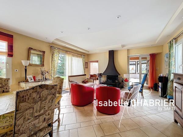 LA CHAPELLE SAINT LAUD, MAISON D'ARCHITECTE AVEC PISCINE