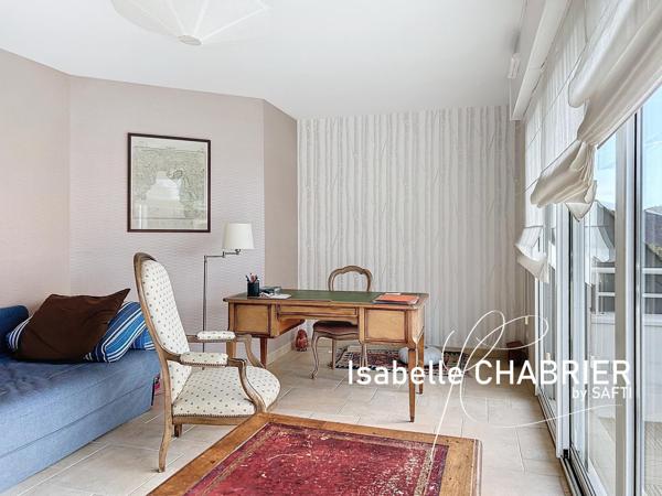 LA CHAPELLE SAINT LAUD, MAISON D'ARCHITECTE AVEC PISCINE