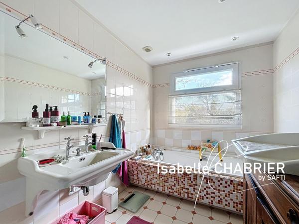 LA CHAPELLE SAINT LAUD, MAISON D'ARCHITECTE AVEC PISCINE