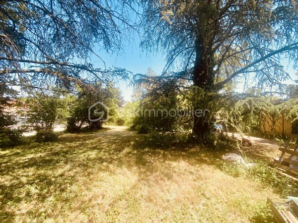 En exclusivité sur la commune de Saint-Maurice-de-Gourdans, découvrez cette belle parcelle de terrain, viabilisée de 701 m², idéale pour concrétiser votre projet de construction dans un environnement calme et recherché.
La division parcellaire a déjà été réalisée, vous permettant de vous projeter rapidement dans votre futur projet de vie.
Situé à proximité des commodités, des écoles, des axes routiers et à seulement quelques minutes de Lyon via l’A42, ce terrain bénéficie d’un emplacement privilégié entre nature et praticité. La commune offre un cadre de vie agréable, proche des bords de l’Ain et de nombreux espaces naturels.  ￼
Pour une meilleure projection, je vous propose également la possibilité d’un chiffrage ainsi que des plans réalisés par un constructeur partenaire.
Une opportunité rare sur le secteur!  Contactez-moi rapidement pour plus d’informations ou organiser une visite !