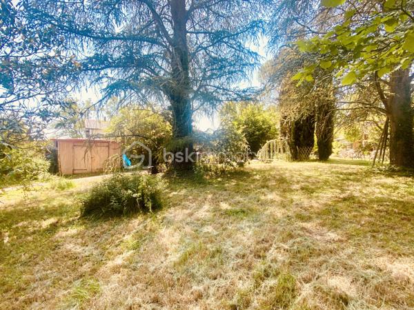 En exclusivité sur la commune de Saint-Maurice-de-Gourdans, découvrez cette belle parcelle de terrain, viabilisée de 701 m², idéale pour concrétiser votre projet de construction dans un environnement calme et recherché.
La division parcellaire a déjà été réalisée, vous permettant de vous projeter rapidement dans votre futur projet de vie.
Situé à proximité des commodités, des écoles, des axes routiers et à seulement quelques minutes de Lyon via l’A42, ce terrain bénéficie d’un emplacement privilégié entre nature et praticité. La commune offre un cadre de vie agréable, proche des bords de l’Ain et de nombreux espaces naturels.  ￼
Pour une meilleure projection, je vous propose également la possibilité d’un chiffrage ainsi que des plans réalisés par un constructeur partenaire.
Une opportunité rare sur le secteur!  Contactez-moi rapidement pour plus d’informations ou organiser une visite !