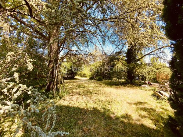 En exclusivité sur la commune de Saint-Maurice-de-Gourdans, découvrez cette belle parcelle de terrain, viabilisée de 701 m², idéale pour concrétiser votre projet de construction dans un environnement calme et recherché.
La division parcellaire a déjà été réalisée, vous permettant de vous projeter rapidement dans votre futur projet de vie.
Situé à proximité des commodités, des écoles, des axes routiers et à seulement quelques minutes de Lyon via l’A42, ce terrain bénéficie d’un emplacement privilégié entre nature et praticité. La commune offre un cadre de vie agréable, proche des bords de l’Ain et de nombreux espaces naturels.  ￼
Pour une meilleure projection, je vous propose également la possibilité d’un chiffrage ainsi que des plans réalisés par un constructeur partenaire.
Une opportunité rare sur le secteur!  Contactez-moi rapidement pour plus d’informations ou organiser une visite !
