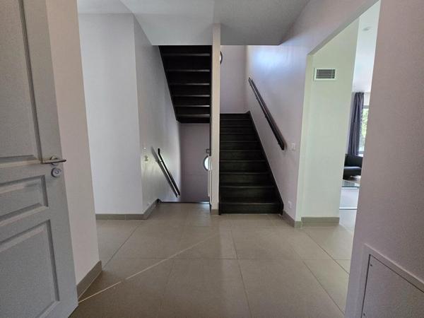Villa moderne et confortable avec piscine, en bordure d'un golf