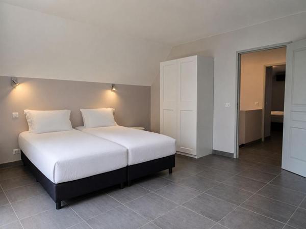 Villa moderne et confortable avec piscine, en bordure d'un golf