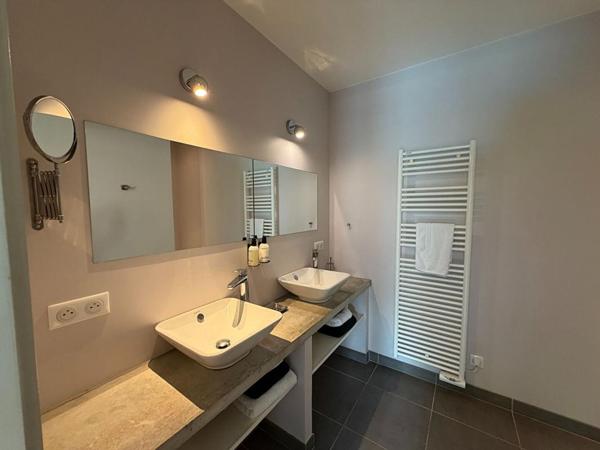 Villa moderne et confortable avec piscine, en bordure d'un golf