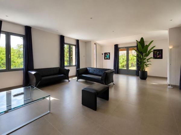 Villa moderne et confortable avec piscine, en bordure d'un golf