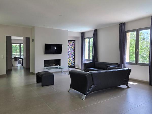 Villa moderne et confortable avec piscine, en bordure d'un golf