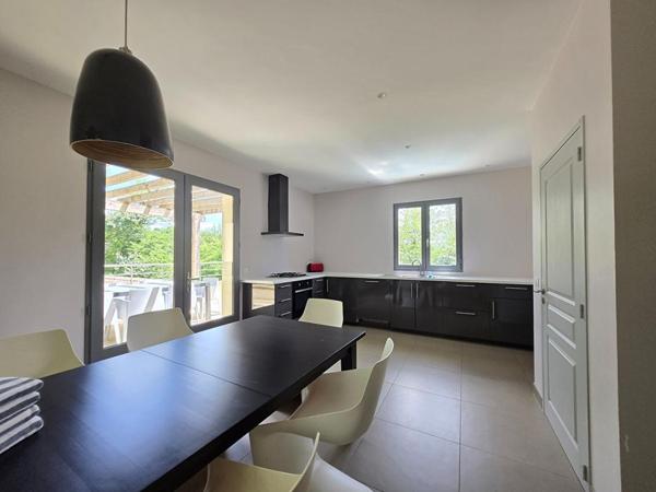 Villa moderne et confortable avec piscine, en bordure d'un golf