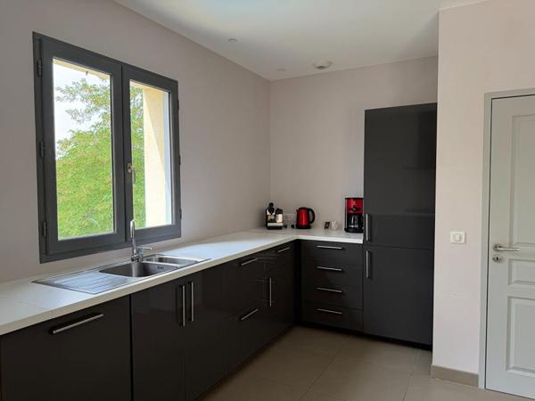 Villa moderne et confortable avec piscine, en bordure d'un golf