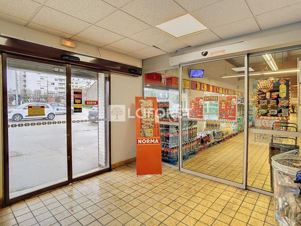 Location local commercial Vitry-le-François - 791 m² - 3 900 €/mois