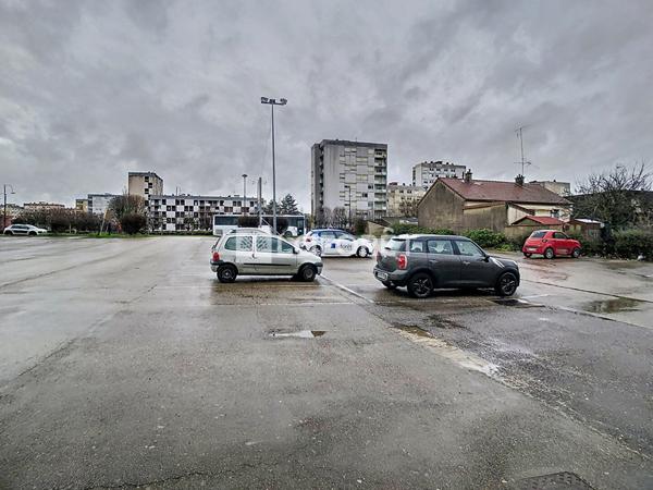 Location local commercial Vitry-le-François - 791 m² - 3 900 €/mois