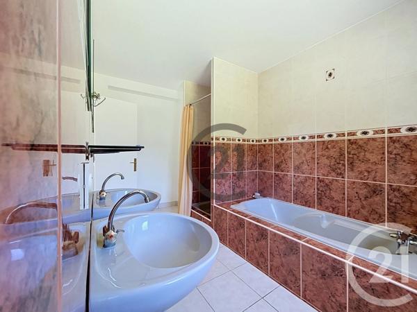 Maison à vendre  9 pièces - 212 m 2   LA TURBALLE  - 44