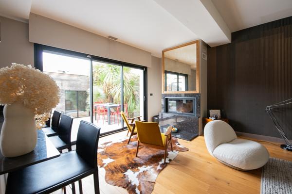 ARCHITECTURE BORDELAISE VALORISÉE- 2018 - Maison en pierre surélevée avec garage et dépendance - Le bouscat