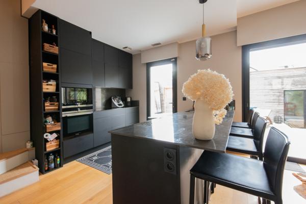 ARCHITECTURE BORDELAISE VALORISÉE- 2018 - Maison en pierre surélevée avec garage et dépendance - Le bouscat