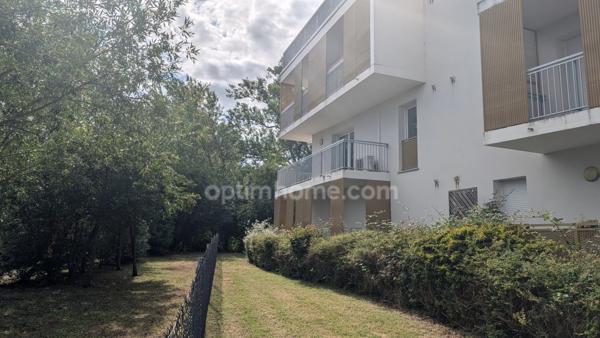 Appartement T3 lumineux avec balcon vue dégagée et 2 places de parking dans résidence sécurisée.