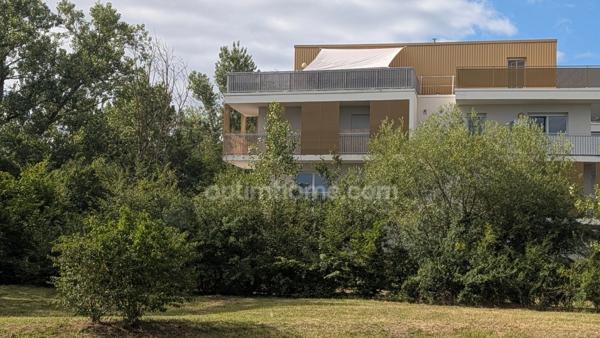 Appartement T3 lumineux avec balcon vue dégagée et 2 places de parking dans résidence sécurisée.