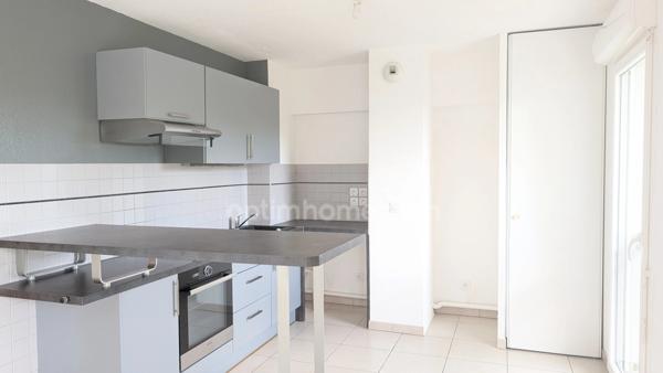 Appartement T3 lumineux avec balcon vue dégagée et 2 places de parking dans résidence sécurisée.