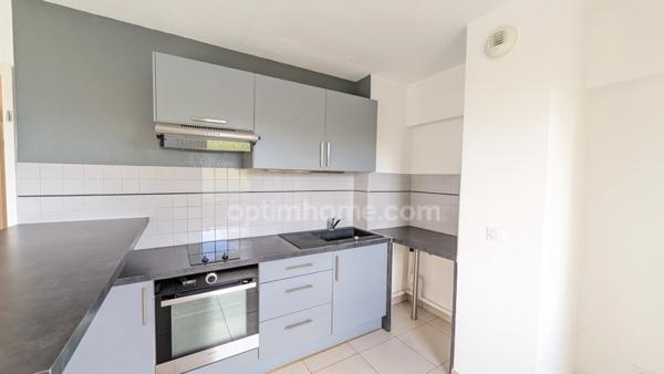Appartement T3 lumineux avec balcon vue dégagée et 2 places de parking dans résidence sécurisée.
