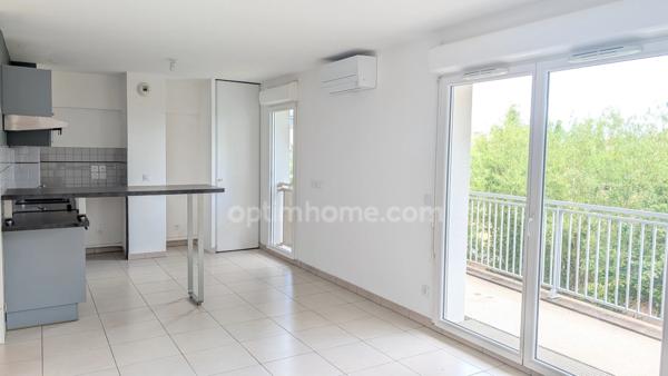 Appartement T3 lumineux avec balcon vue dégagée et 2 places de parking dans résidence sécurisée.