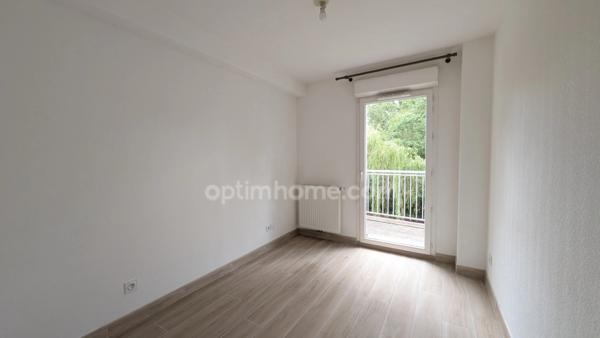 Appartement T3 lumineux avec balcon vue dégagée et 2 places de parking dans résidence sécurisée.
